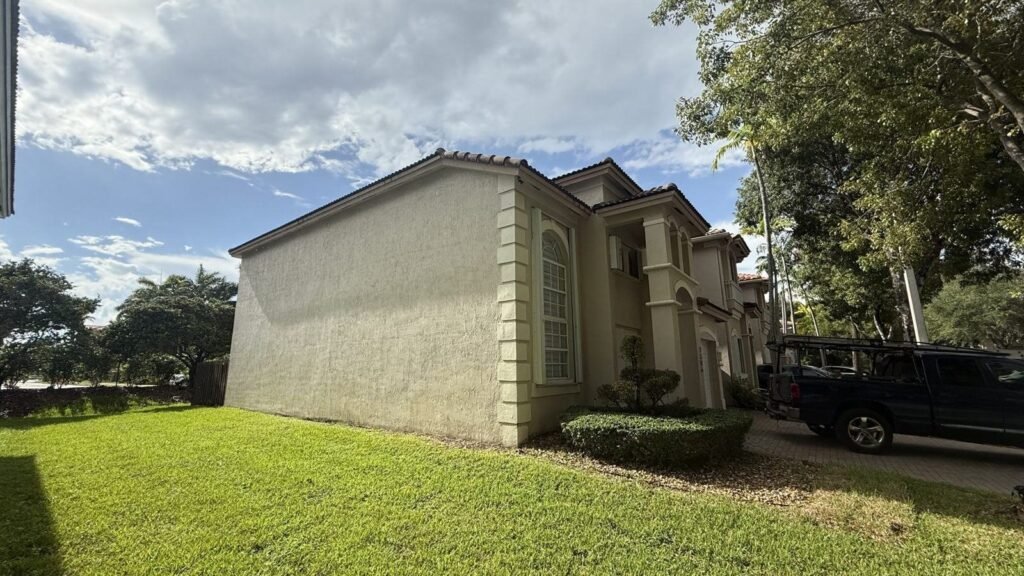 Techo de Teja en Townhouse de Doral en el sur de Florida - CV Quality Builders